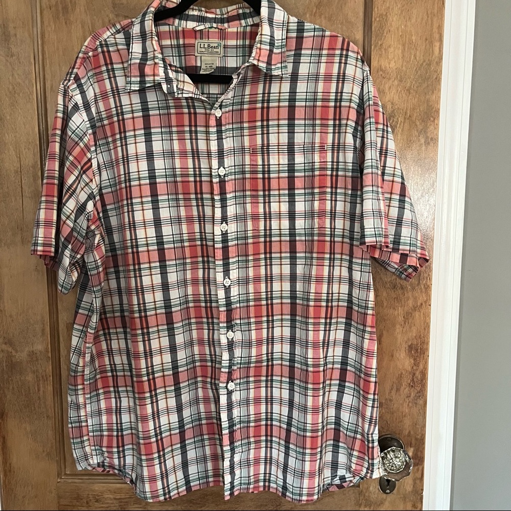 L.L. Bean men's slightly fitted 100% Cotton short sleeve button
down shirt
